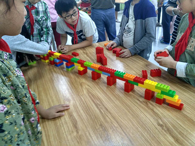图为STEM课堂上学生搭建的《桥》