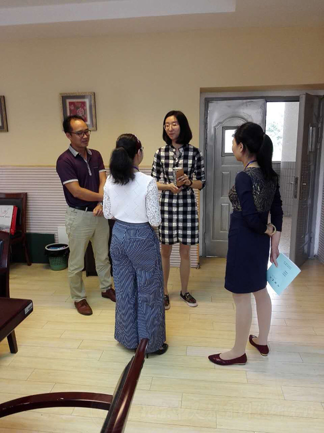 藤县老师们利用空余时间探讨有关教学管理方面的经验